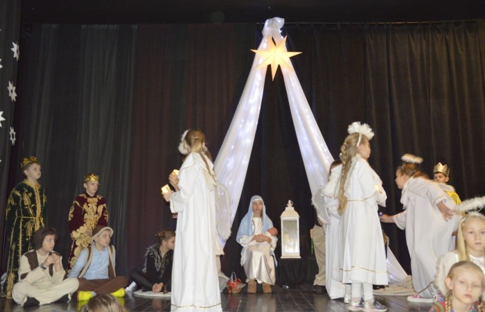 Ze Świętami Bożego Narodzenia wiąże się wiele pięknych tradycji i zwyczajów. Jednym z nich jest odgrywanie inscenizacji o narodzeniu Jezusa zwanej Jasełkami. 22 grudnia mieliśmy wielką przyjemność obejrzeć przedstawienie przygotowane przez uczniów klas trzecich pod opieką pań Iwony Antczak i Agaty Dragan. Młodzi wykonawcy, mieli możliwość zaprezentowania swoich zdolności artystycznych. W pięknej scenografii i w specjalnie przygotowanych strojach wprowadzili publiczność w świąteczny nastrój. Trud przygotowań opłacił się, ponieważ występ podbił serca widowni, która w dowodzie uznania nagrodziła wszystkich artystów gromkimi brawami. 
Korzystając z okazji, wszystkim uczniom, rodzicom, a także przyjaciołom naszej szkoły, którzy wspierali nas w tym wyjątkowy, bo jubileuszowym roku, życzymy spokojnych i radosnych Świąt Bożego Narodzenia!  ???
