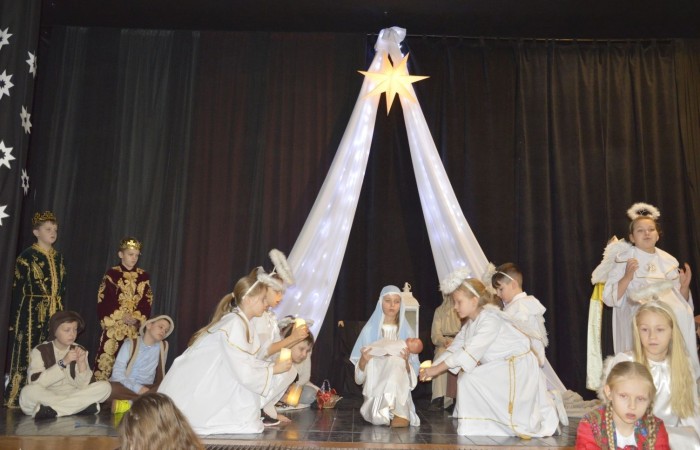 Ze Świętami Bożego Narodzenia wiąże się wiele pięknych tradycji i zwyczajów. Jednym z nich jest odgrywanie inscenizacji o narodzeniu Jezusa zwanej Jasełkami. 22 grudnia mieliśmy wielką przyjemność obejrzeć przedstawienie przygotowane przez uczniów klas trzecich pod opieką pań Iwony Antczak i Agaty Dragan. Młodzi wykonawcy, mieli możliwość zaprezentowania swoich zdolności artystycznych. W pięknej scenografii i w specjalnie przygotowanych strojach wprowadzili publiczność w świąteczny nastrój. Trud przygotowań opłacił się, ponieważ występ podbił serca widowni, która w dowodzie uznania nagrodziła wszystkich artystów gromkimi brawami. 
Korzystając z okazji, wszystkim uczniom, rodzicom, a także przyjaciołom naszej szkoły, którzy wspierali nas w tym wyjątkowy, bo jubileuszowym roku, życzymy spokojnych i radosnych Świąt Bożego Narodzenia!  ???
