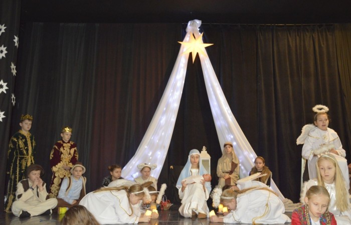 Ze Świętami Bożego Narodzenia wiąże się wiele pięknych tradycji i zwyczajów. Jednym z nich jest odgrywanie inscenizacji o narodzeniu Jezusa zwanej Jasełkami. 22 grudnia mieliśmy wielką przyjemność obejrzeć przedstawienie przygotowane przez uczniów klas trzecich pod opieką pań Iwony Antczak i Agaty Dragan. Młodzi wykonawcy, mieli możliwość zaprezentowania swoich zdolności artystycznych. W pięknej scenografii i w specjalnie przygotowanych strojach wprowadzili publiczność w świąteczny nastrój. Trud przygotowań opłacił się, ponieważ występ podbił serca widowni, która w dowodzie uznania nagrodziła wszystkich artystów gromkimi brawami. 
Korzystając z okazji, wszystkim uczniom, rodzicom, a także przyjaciołom naszej szkoły, którzy wspierali nas w tym wyjątkowy, bo jubileuszowym roku, życzymy spokojnych i radosnych Świąt Bożego Narodzenia!  ???
