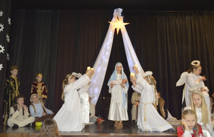 Ze Świętami Bożego Narodzenia wiąże się wiele pięknych tradycji i zwyczajów. Jednym z nich jest odgrywanie inscenizacji o narodzeniu Jezusa zwanej Jasełkami. 22 grudnia mieliśmy wielką przyjemność obejrzeć przedstawienie przygotowane przez uczniów klas trzecich pod opieką pań Iwony Antczak i Agaty Dragan. Młodzi wykonawcy, mieli możliwość zaprezentowania swoich zdolności artystycznych. W pięknej scenografii i w specjalnie przygotowanych strojach wprowadzili publiczność w świąteczny nastrój. Trud przygotowań opłacił się, ponieważ występ podbił serca widowni, która w dowodzie uznania nagrodziła wszystkich artystów gromkimi brawami. 
Korzystając z okazji, wszystkim uczniom, rodzicom, a także przyjaciołom naszej szkoły, którzy wspierali nas w tym wyjątkowy, bo jubileuszowym roku, życzymy spokojnych i radosnych Świąt Bożego Narodzenia!  ???

