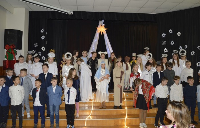 Ze Świętami Bożego Narodzenia wiąże się wiele pięknych tradycji i zwyczajów. Jednym z nich jest odgrywanie inscenizacji o narodzeniu Jezusa zwanej Jasełkami. 22 grudnia mieliśmy wielką przyjemność obejrzeć przedstawienie przygotowane przez uczniów klas trzecich pod opieką pań Iwony Antczak i Agaty Dragan. Młodzi wykonawcy, mieli możliwość zaprezentowania swoich zdolności artystycznych. W pięknej scenografii i w specjalnie przygotowanych strojach wprowadzili publiczność w świąteczny nastrój. Trud przygotowań opłacił się, ponieważ występ podbił serca widowni, która w dowodzie uznania nagrodziła wszystkich artystów gromkimi brawami. 
Korzystając z okazji, wszystkim uczniom, rodzicom, a także przyjaciołom naszej szkoły, którzy wspierali nas w tym wyjątkowy, bo jubileuszowym roku, życzymy spokojnych i radosnych Świąt Bożego Narodzenia!  ???
