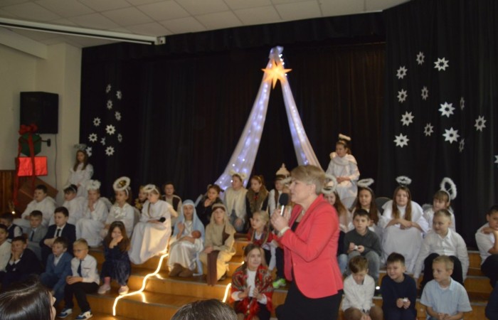 Ze Świętami Bożego Narodzenia wiąże się wiele pięknych tradycji i zwyczajów. Jednym z nich jest odgrywanie inscenizacji o narodzeniu Jezusa zwanej Jasełkami. 22 grudnia mieliśmy wielką przyjemność obejrzeć przedstawienie przygotowane przez uczniów klas trzecich pod opieką pań Iwony Antczak i Agaty Dragan. Młodzi wykonawcy, mieli możliwość zaprezentowania swoich zdolności artystycznych. W pięknej scenografii i w specjalnie przygotowanych strojach wprowadzili publiczność w świąteczny nastrój. Trud przygotowań opłacił się, ponieważ występ podbił serca widowni, która w dowodzie uznania nagrodziła wszystkich artystów gromkimi brawami. 
Korzystając z okazji, wszystkim uczniom, rodzicom, a także przyjaciołom naszej szkoły, którzy wspierali nas w tym wyjątkowy, bo jubileuszowym roku, życzymy spokojnych i radosnych Świąt Bożego Narodzenia!  ???
