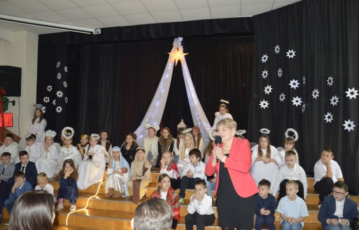 Ze Świętami Bożego Narodzenia wiąże się wiele pięknych tradycji i zwyczajów. Jednym z nich jest odgrywanie inscenizacji o narodzeniu Jezusa zwanej Jasełkami. 22 grudnia mieliśmy wielką przyjemność obejrzeć przedstawienie przygotowane przez uczniów klas trzecich pod opieką pań Iwony Antczak i Agaty Dragan. Młodzi wykonawcy, mieli możliwość zaprezentowania swoich zdolności artystycznych. W pięknej scenografii i w specjalnie przygotowanych strojach wprowadzili publiczność w świąteczny nastrój. Trud przygotowań opłacił się, ponieważ występ podbił serca widowni, która w dowodzie uznania nagrodziła wszystkich artystów gromkimi brawami. 
Korzystając z okazji, wszystkim uczniom, rodzicom, a także przyjaciołom naszej szkoły, którzy wspierali nas w tym wyjątkowy, bo jubileuszowym roku, życzymy spokojnych i radosnych Świąt Bożego Narodzenia!  ???
