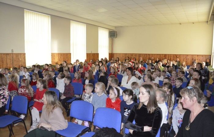 Ze Świętami Bożego Narodzenia wiąże się wiele pięknych tradycji i zwyczajów. Jednym z nich jest odgrywanie inscenizacji o narodzeniu Jezusa zwanej Jasełkami. 22 grudnia mieliśmy wielką przyjemność obejrzeć przedstawienie przygotowane przez uczniów klas trzecich pod opieką pań Iwony Antczak i Agaty Dragan. Młodzi wykonawcy, mieli możliwość zaprezentowania swoich zdolności artystycznych. W pięknej scenografii i w specjalnie przygotowanych strojach wprowadzili publiczność w świąteczny nastrój. Trud przygotowań opłacił się, ponieważ występ podbił serca widowni, która w dowodzie uznania nagrodziła wszystkich artystów gromkimi brawami. 
Korzystając z okazji, wszystkim uczniom, rodzicom, a także przyjaciołom naszej szkoły, którzy wspierali nas w tym wyjątkowy, bo jubileuszowym roku, życzymy spokojnych i radosnych Świąt Bożego Narodzenia!  ???
