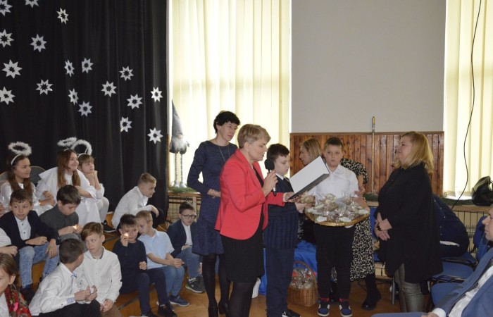 Ze Świętami Bożego Narodzenia wiąże się wiele pięknych tradycji i zwyczajów. Jednym z nich jest odgrywanie inscenizacji o narodzeniu Jezusa zwanej Jasełkami. 22 grudnia mieliśmy wielką przyjemność obejrzeć przedstawienie przygotowane przez uczniów klas trzecich pod opieką pań Iwony Antczak i Agaty Dragan. Młodzi wykonawcy, mieli możliwość zaprezentowania swoich zdolności artystycznych. W pięknej scenografii i w specjalnie przygotowanych strojach wprowadzili publiczność w świąteczny nastrój. Trud przygotowań opłacił się, ponieważ występ podbił serca widowni, która w dowodzie uznania nagrodziła wszystkich artystów gromkimi brawami. 
Korzystając z okazji, wszystkim uczniom, rodzicom, a także przyjaciołom naszej szkoły, którzy wspierali nas w tym wyjątkowy, bo jubileuszowym roku, życzymy spokojnych i radosnych Świąt Bożego Narodzenia!  ???
