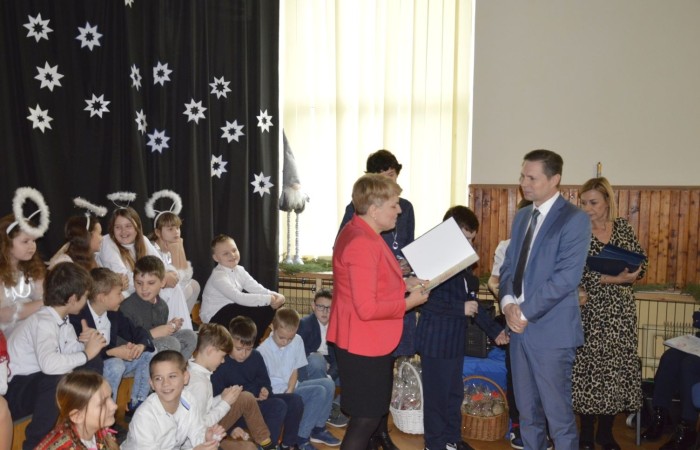 Ze Świętami Bożego Narodzenia wiąże się wiele pięknych tradycji i zwyczajów. Jednym z nich jest odgrywanie inscenizacji o narodzeniu Jezusa zwanej Jasełkami. 22 grudnia mieliśmy wielką przyjemność obejrzeć przedstawienie przygotowane przez uczniów klas trzecich pod opieką pań Iwony Antczak i Agaty Dragan. Młodzi wykonawcy, mieli możliwość zaprezentowania swoich zdolności artystycznych. W pięknej scenografii i w specjalnie przygotowanych strojach wprowadzili publiczność w świąteczny nastrój. Trud przygotowań opłacił się, ponieważ występ podbił serca widowni, która w dowodzie uznania nagrodziła wszystkich artystów gromkimi brawami. 
Korzystając z okazji, wszystkim uczniom, rodzicom, a także przyjaciołom naszej szkoły, którzy wspierali nas w tym wyjątkowy, bo jubileuszowym roku, życzymy spokojnych i radosnych Świąt Bożego Narodzenia!  ???
