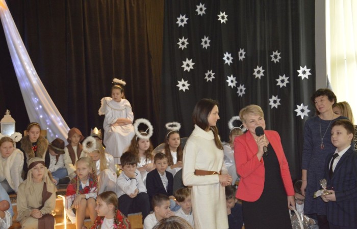 Ze Świętami Bożego Narodzenia wiąże się wiele pięknych tradycji i zwyczajów. Jednym z nich jest odgrywanie inscenizacji o narodzeniu Jezusa zwanej Jasełkami. 22 grudnia mieliśmy wielką przyjemność obejrzeć przedstawienie przygotowane przez uczniów klas trzecich pod opieką pań Iwony Antczak i Agaty Dragan. Młodzi wykonawcy, mieli możliwość zaprezentowania swoich zdolności artystycznych. W pięknej scenografii i w specjalnie przygotowanych strojach wprowadzili publiczność w świąteczny nastrój. Trud przygotowań opłacił się, ponieważ występ podbił serca widowni, która w dowodzie uznania nagrodziła wszystkich artystów gromkimi brawami. 
Korzystając z okazji, wszystkim uczniom, rodzicom, a także przyjaciołom naszej szkoły, którzy wspierali nas w tym wyjątkowy, bo jubileuszowym roku, życzymy spokojnych i radosnych Świąt Bożego Narodzenia!  ???
