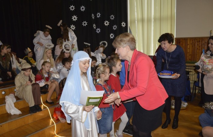 Ze Świętami Bożego Narodzenia wiąże się wiele pięknych tradycji i zwyczajów. Jednym z nich jest odgrywanie inscenizacji o narodzeniu Jezusa zwanej Jasełkami. 22 grudnia mieliśmy wielką przyjemność obejrzeć przedstawienie przygotowane przez uczniów klas trzecich pod opieką pań Iwony Antczak i Agaty Dragan. Młodzi wykonawcy, mieli możliwość zaprezentowania swoich zdolności artystycznych. W pięknej scenografii i w specjalnie przygotowanych strojach wprowadzili publiczność w świąteczny nastrój. Trud przygotowań opłacił się, ponieważ występ podbił serca widowni, która w dowodzie uznania nagrodziła wszystkich artystów gromkimi brawami. 
Korzystając z okazji, wszystkim uczniom, rodzicom, a także przyjaciołom naszej szkoły, którzy wspierali nas w tym wyjątkowy, bo jubileuszowym roku, życzymy spokojnych i radosnych Świąt Bożego Narodzenia!  ???

