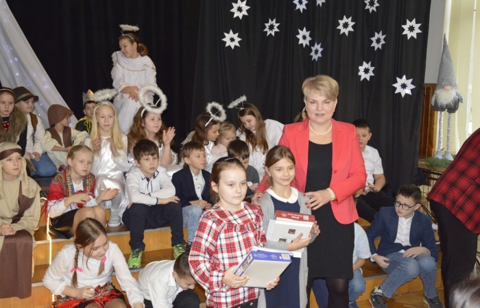 Ze Świętami Bożego Narodzenia wiąże się wiele pięknych tradycji i zwyczajów. Jednym z nich jest odgrywanie inscenizacji o narodzeniu Jezusa zwanej Jasełkami. 22 grudnia mieliśmy wielką przyjemność obejrzeć przedstawienie przygotowane przez uczniów klas trzecich pod opieką pań Iwony Antczak i Agaty Dragan. Młodzi wykonawcy, mieli możliwość zaprezentowania swoich zdolności artystycznych. W pięknej scenografii i w specjalnie przygotowanych strojach wprowadzili publiczność w świąteczny nastrój. Trud przygotowań opłacił się, ponieważ występ podbił serca widowni, która w dowodzie uznania nagrodziła wszystkich artystów gromkimi brawami. 
Korzystając z okazji, wszystkim uczniom, rodzicom, a także przyjaciołom naszej szkoły, którzy wspierali nas w tym wyjątkowy, bo jubileuszowym roku, życzymy spokojnych i radosnych Świąt Bożego Narodzenia!  ???
