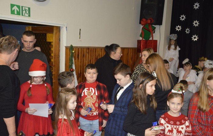 Ze Świętami Bożego Narodzenia wiąże się wiele pięknych tradycji i zwyczajów. Jednym z nich jest odgrywanie inscenizacji o narodzeniu Jezusa zwanej Jasełkami. 22 grudnia mieliśmy wielką przyjemność obejrzeć przedstawienie przygotowane przez uczniów klas trzecich pod opieką pań Iwony Antczak i Agaty Dragan. Młodzi wykonawcy, mieli możliwość zaprezentowania swoich zdolności artystycznych. W pięknej scenografii i w specjalnie przygotowanych strojach wprowadzili publiczność w świąteczny nastrój. Trud przygotowań opłacił się, ponieważ występ podbił serca widowni, która w dowodzie uznania nagrodziła wszystkich artystów gromkimi brawami. 
Korzystając z okazji, wszystkim uczniom, rodzicom, a także przyjaciołom naszej szkoły, którzy wspierali nas w tym wyjątkowy, bo jubileuszowym roku, życzymy spokojnych i radosnych Świąt Bożego Narodzenia!  ???
