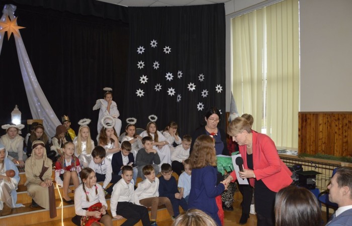 Ze Świętami Bożego Narodzenia wiąże się wiele pięknych tradycji i zwyczajów. Jednym z nich jest odgrywanie inscenizacji o narodzeniu Jezusa zwanej Jasełkami. 22 grudnia mieliśmy wielką przyjemność obejrzeć przedstawienie przygotowane przez uczniów klas trzecich pod opieką pań Iwony Antczak i Agaty Dragan. Młodzi wykonawcy, mieli możliwość zaprezentowania swoich zdolności artystycznych. W pięknej scenografii i w specjalnie przygotowanych strojach wprowadzili publiczność w świąteczny nastrój. Trud przygotowań opłacił się, ponieważ występ podbił serca widowni, która w dowodzie uznania nagrodziła wszystkich artystów gromkimi brawami. 
Korzystając z okazji, wszystkim uczniom, rodzicom, a także przyjaciołom naszej szkoły, którzy wspierali nas w tym wyjątkowy, bo jubileuszowym roku, życzymy spokojnych i radosnych Świąt Bożego Narodzenia!  ???
