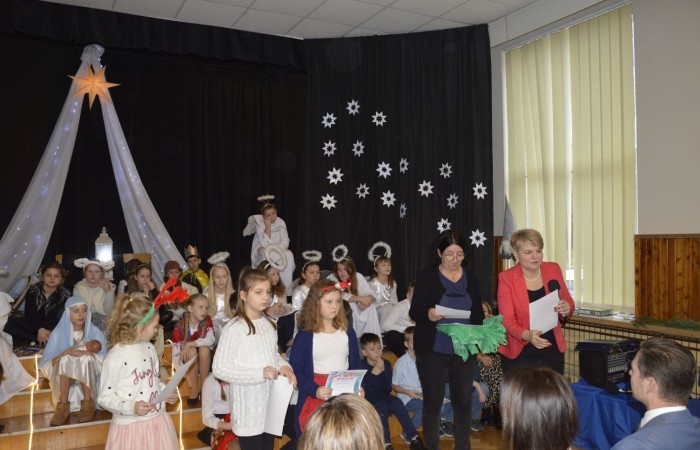 Ze Świętami Bożego Narodzenia wiąże się wiele pięknych tradycji i zwyczajów. Jednym z nich jest odgrywanie inscenizacji o narodzeniu Jezusa zwanej Jasełkami. 22 grudnia mieliśmy wielką przyjemność obejrzeć przedstawienie przygotowane przez uczniów klas trzecich pod opieką pań Iwony Antczak i Agaty Dragan. Młodzi wykonawcy, mieli możliwość zaprezentowania swoich zdolności artystycznych. W pięknej scenografii i w specjalnie przygotowanych strojach wprowadzili publiczność w świąteczny nastrój. Trud przygotowań opłacił się, ponieważ występ podbił serca widowni, która w dowodzie uznania nagrodziła wszystkich artystów gromkimi brawami. 
Korzystając z okazji, wszystkim uczniom, rodzicom, a także przyjaciołom naszej szkoły, którzy wspierali nas w tym wyjątkowy, bo jubileuszowym roku, życzymy spokojnych i radosnych Świąt Bożego Narodzenia!  ???
