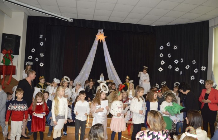 Ze Świętami Bożego Narodzenia wiąże się wiele pięknych tradycji i zwyczajów. Jednym z nich jest odgrywanie inscenizacji o narodzeniu Jezusa zwanej Jasełkami. 22 grudnia mieliśmy wielką przyjemność obejrzeć przedstawienie przygotowane przez uczniów klas trzecich pod opieką pań Iwony Antczak i Agaty Dragan. Młodzi wykonawcy, mieli możliwość zaprezentowania swoich zdolności artystycznych. W pięknej scenografii i w specjalnie przygotowanych strojach wprowadzili publiczność w świąteczny nastrój. Trud przygotowań opłacił się, ponieważ występ podbił serca widowni, która w dowodzie uznania nagrodziła wszystkich artystów gromkimi brawami. 
Korzystając z okazji, wszystkim uczniom, rodzicom, a także przyjaciołom naszej szkoły, którzy wspierali nas w tym wyjątkowy, bo jubileuszowym roku, życzymy spokojnych i radosnych Świąt Bożego Narodzenia!  ???
