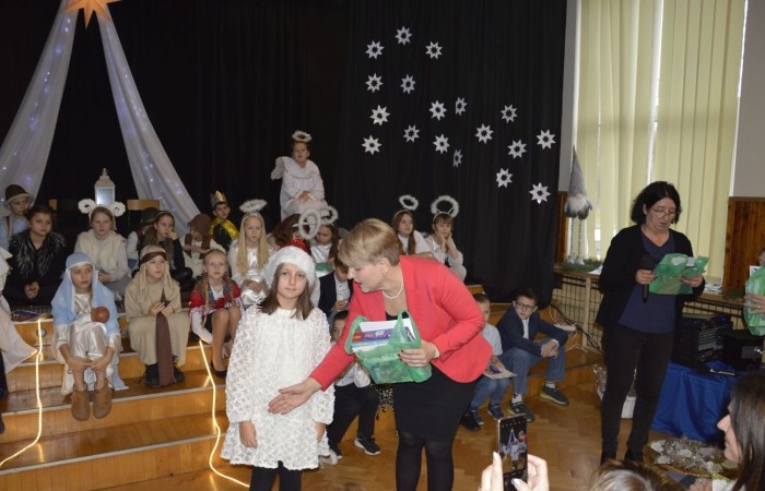Ze Świętami Bożego Narodzenia wiąże się wiele pięknych tradycji i zwyczajów. Jednym z nich jest odgrywanie inscenizacji o narodzeniu Jezusa zwanej Jasełkami. 22 grudnia mieliśmy wielką przyjemność obejrzeć przedstawienie przygotowane przez uczniów klas trzecich pod opieką pań Iwony Antczak i Agaty Dragan. Młodzi wykonawcy, mieli możliwość zaprezentowania swoich zdolności artystycznych. W pięknej scenografii i w specjalnie przygotowanych strojach wprowadzili publiczność w świąteczny nastrój. Trud przygotowań opłacił się, ponieważ występ podbił serca widowni, która w dowodzie uznania nagrodziła wszystkich artystów gromkimi brawami. 
Korzystając z okazji, wszystkim uczniom, rodzicom, a także przyjaciołom naszej szkoły, którzy wspierali nas w tym wyjątkowy, bo jubileuszowym roku, życzymy spokojnych i radosnych Świąt Bożego Narodzenia!  ???
