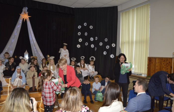 Ze Świętami Bożego Narodzenia wiąże się wiele pięknych tradycji i zwyczajów. Jednym z nich jest odgrywanie inscenizacji o narodzeniu Jezusa zwanej Jasełkami. 22 grudnia mieliśmy wielką przyjemność obejrzeć przedstawienie przygotowane przez uczniów klas trzecich pod opieką pań Iwony Antczak i Agaty Dragan. Młodzi wykonawcy, mieli możliwość zaprezentowania swoich zdolności artystycznych. W pięknej scenografii i w specjalnie przygotowanych strojach wprowadzili publiczność w świąteczny nastrój. Trud przygotowań opłacił się, ponieważ występ podbił serca widowni, która w dowodzie uznania nagrodziła wszystkich artystów gromkimi brawami. 
Korzystając z okazji, wszystkim uczniom, rodzicom, a także przyjaciołom naszej szkoły, którzy wspierali nas w tym wyjątkowy, bo jubileuszowym roku, życzymy spokojnych i radosnych Świąt Bożego Narodzenia!  ???
