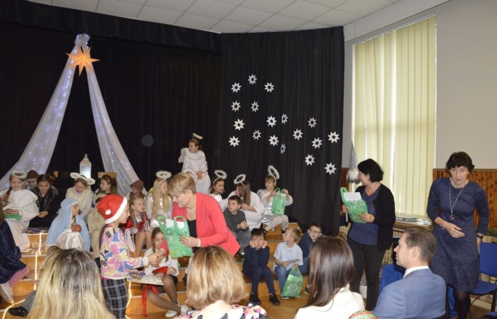 Ze Świętami Bożego Narodzenia wiąże się wiele pięknych tradycji i zwyczajów. Jednym z nich jest odgrywanie inscenizacji o narodzeniu Jezusa zwanej Jasełkami. 22 grudnia mieliśmy wielką przyjemność obejrzeć przedstawienie przygotowane przez uczniów klas trzecich pod opieką pań Iwony Antczak i Agaty Dragan. Młodzi wykonawcy, mieli możliwość zaprezentowania swoich zdolności artystycznych. W pięknej scenografii i w specjalnie przygotowanych strojach wprowadzili publiczność w świąteczny nastrój. Trud przygotowań opłacił się, ponieważ występ podbił serca widowni, która w dowodzie uznania nagrodziła wszystkich artystów gromkimi brawami. 
Korzystając z okazji, wszystkim uczniom, rodzicom, a także przyjaciołom naszej szkoły, którzy wspierali nas w tym wyjątkowy, bo jubileuszowym roku, życzymy spokojnych i radosnych Świąt Bożego Narodzenia!  ???
