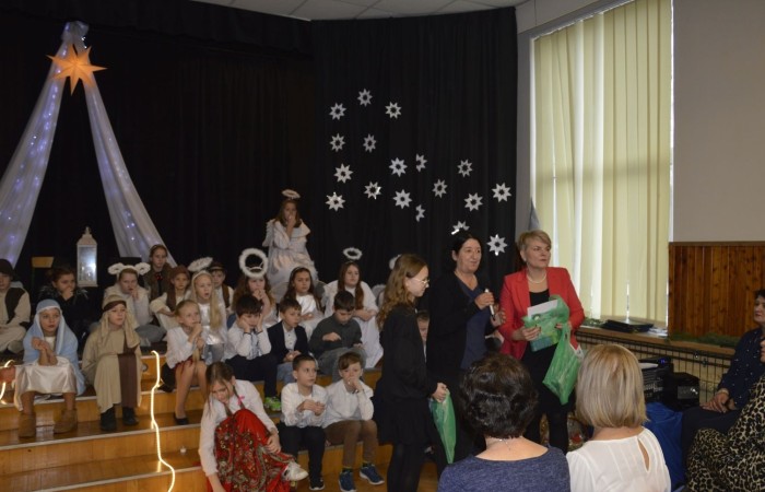 Ze Świętami Bożego Narodzenia wiąże się wiele pięknych tradycji i zwyczajów. Jednym z nich jest odgrywanie inscenizacji o narodzeniu Jezusa zwanej Jasełkami. 22 grudnia mieliśmy wielką przyjemność obejrzeć przedstawienie przygotowane przez uczniów klas trzecich pod opieką pań Iwony Antczak i Agaty Dragan. Młodzi wykonawcy, mieli możliwość zaprezentowania swoich zdolności artystycznych. W pięknej scenografii i w specjalnie przygotowanych strojach wprowadzili publiczność w świąteczny nastrój. Trud przygotowań opłacił się, ponieważ występ podbił serca widowni, która w dowodzie uznania nagrodziła wszystkich artystów gromkimi brawami. 
Korzystając z okazji, wszystkim uczniom, rodzicom, a także przyjaciołom naszej szkoły, którzy wspierali nas w tym wyjątkowy, bo jubileuszowym roku, życzymy spokojnych i radosnych Świąt Bożego Narodzenia!  ???
