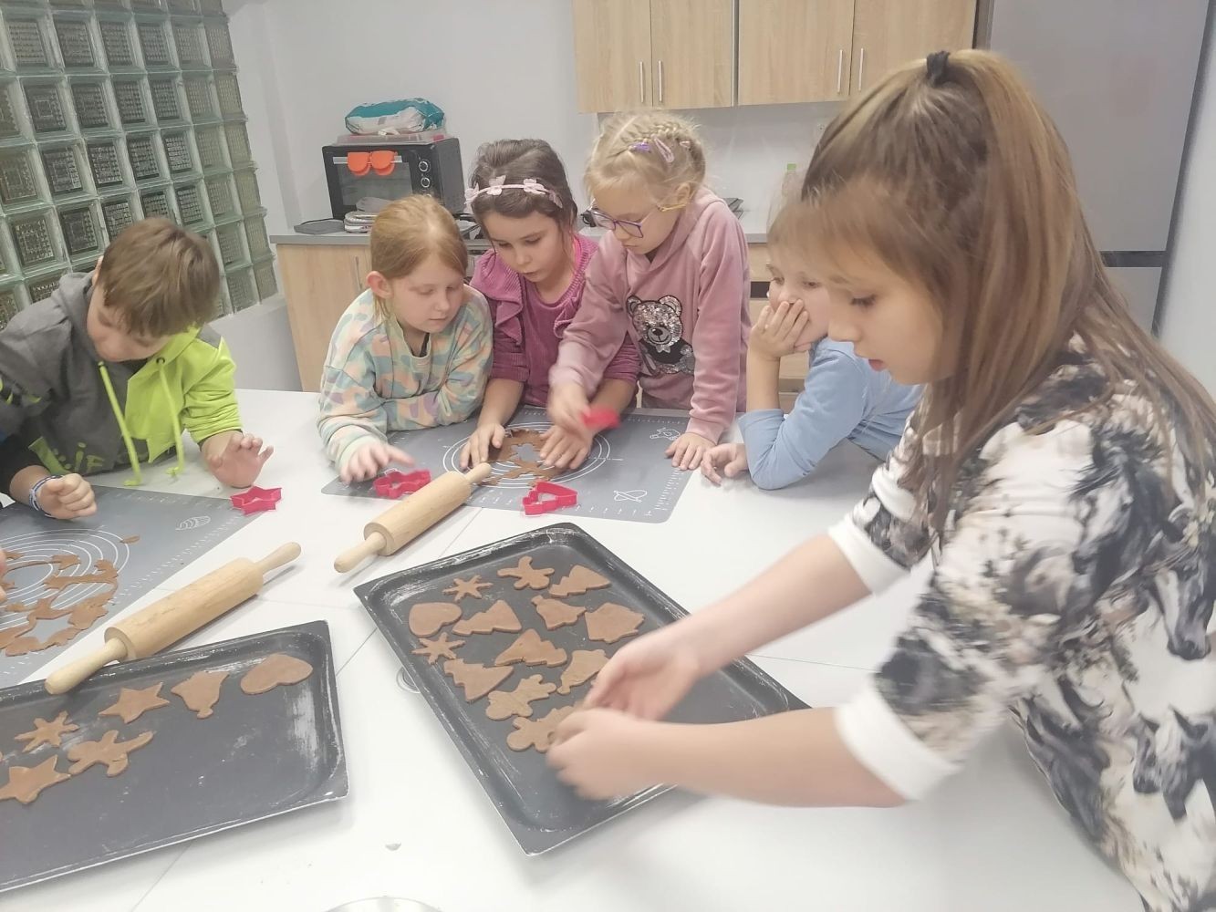 Klasa jest trochę jak rodzina, dlatego wspólnie przygotowuje się do Świąt Bożego Narodzenia. Uczniowie klas I-III wzięli to sobie do serca i cały tydzień poświęcili na tworzenie świątecznego klimatu. Dzieci poznawały bożonarodzeniowe tradycje i zwyczaje, śpiewały kolędy, przygotowywały różne prace, dekoracje, a nawet pierniczki.  Zajęcia te sprawiły wszystkim mnóstwo radości, co możecie zobaczyć na załączonych zdjęciach. Oby ten wesoły nastrój pozostał z nami jak najdłużej. 