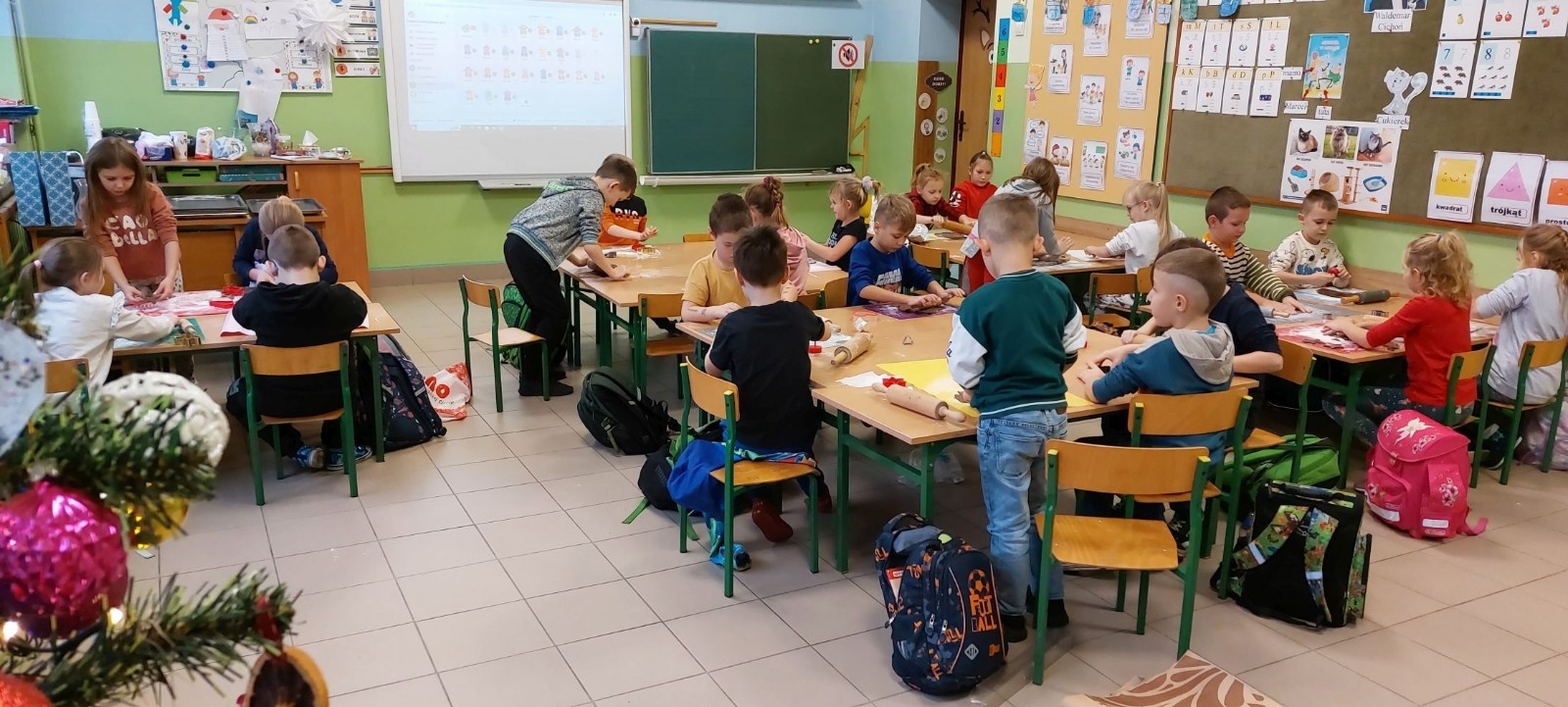 Klasa jest trochę jak rodzina, dlatego wspólnie przygotowuje się do Świąt Bożego Narodzenia. Uczniowie klas I-III wzięli to sobie do serca i cały tydzień poświęcili na tworzenie świątecznego klimatu. Dzieci poznawały bożonarodzeniowe tradycje i zwyczaje, śpiewały kolędy, przygotowywały różne prace, dekoracje, a nawet pierniczki.  Zajęcia te sprawiły wszystkim mnóstwo radości, co możecie zobaczyć na załączonych zdjęciach. Oby ten wesoły nastrój pozostał z nami jak najdłużej. 