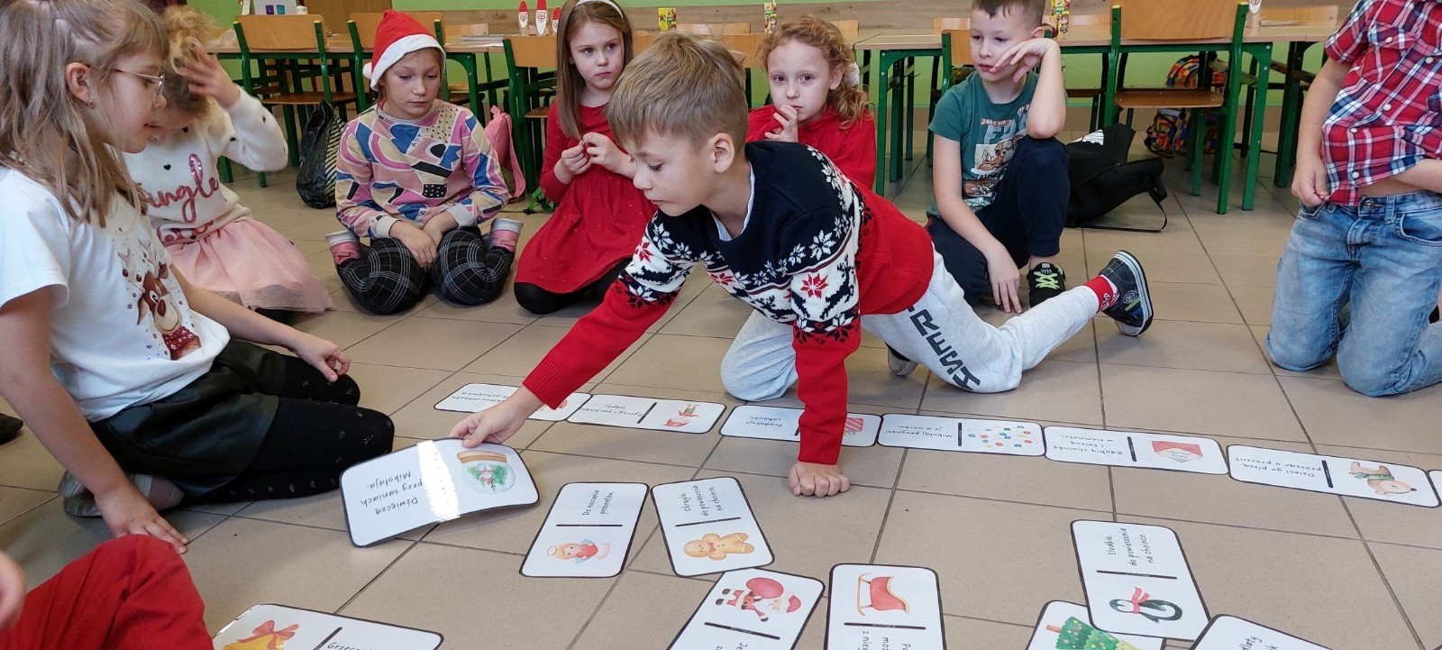 Klasa jest trochę jak rodzina, dlatego wspólnie przygotowuje się do Świąt Bożego Narodzenia. Uczniowie klas I-III wzięli to sobie do serca i cały tydzień poświęcili na tworzenie świątecznego klimatu. Dzieci poznawały bożonarodzeniowe tradycje i zwyczaje, śpiewały kolędy, przygotowywały różne prace, dekoracje, a nawet pierniczki.  Zajęcia te sprawiły wszystkim mnóstwo radości, co możecie zobaczyć na załączonych zdjęciach. Oby ten wesoły nastrój pozostał z nami jak najdłużej. 