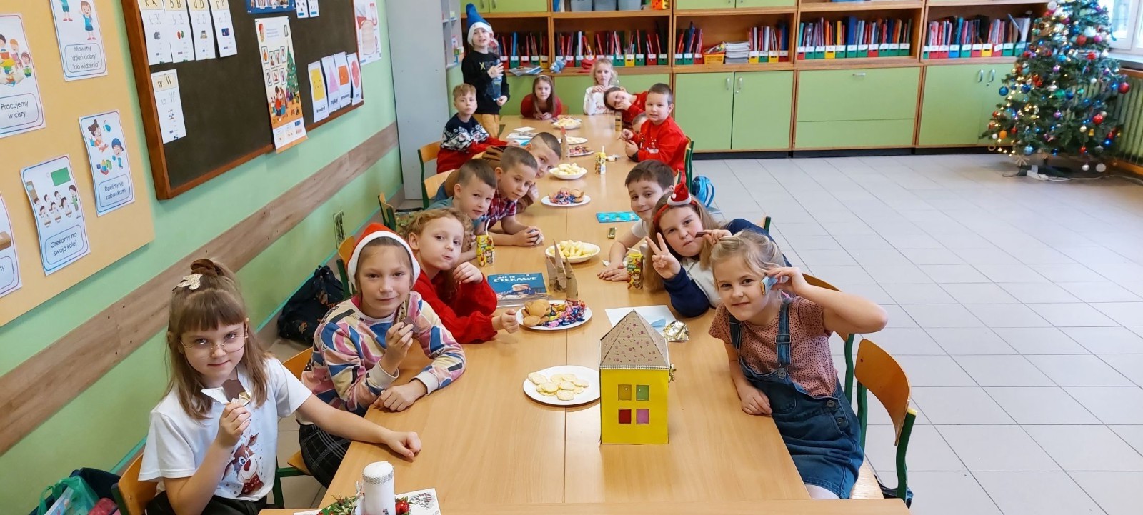 Klasa jest trochę jak rodzina, dlatego wspólnie przygotowuje się do Świąt Bożego Narodzenia. Uczniowie klas I-III wzięli to sobie do serca i cały tydzień poświęcili na tworzenie świątecznego klimatu. Dzieci poznawały bożonarodzeniowe tradycje i zwyczaje, śpiewały kolędy, przygotowywały różne prace, dekoracje, a nawet pierniczki.  Zajęcia te sprawiły wszystkim mnóstwo radości, co możecie zobaczyć na załączonych zdjęciach. Oby ten wesoły nastrój pozostał z nami jak najdłużej. 