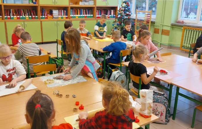 Klasa jest trochę jak rodzina, dlatego wspólnie przygotowuje się do Świąt Bożego Narodzenia. Uczniowie klas I-III wzięli to sobie do serca i cały tydzień poświęcili na tworzenie świątecznego klimatu. Dzieci poznawały bożonarodzeniowe tradycje i zwyczaje, śpiewały kolędy, przygotowywały różne prace, dekoracje, a nawet pierniczki.  Zajęcia te sprawiły wszystkim mnóstwo radości, co możecie zobaczyć na załączonych zdjęciach. Oby ten wesoły nastrój pozostał z nami jak najdłużej. 
