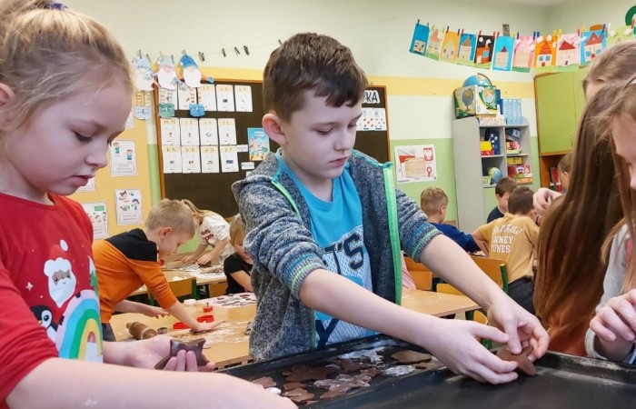 Klasa jest trochę jak rodzina, dlatego wspólnie przygotowuje się do Świąt Bożego Narodzenia. Uczniowie klas I-III wzięli to sobie do serca i cały tydzień poświęcili na tworzenie świątecznego klimatu. Dzieci poznawały bożonarodzeniowe tradycje i zwyczaje, śpiewały kolędy, przygotowywały różne prace, dekoracje, a nawet pierniczki.  Zajęcia te sprawiły wszystkim mnóstwo radości, co możecie zobaczyć na załączonych zdjęciach. Oby ten wesoły nastrój pozostał z nami jak najdłużej. 