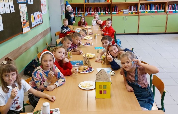 Klasa jest trochę jak rodzina, dlatego wspólnie przygotowuje się do Świąt Bożego Narodzenia. Uczniowie klas I-III wzięli to sobie do serca i cały tydzień poświęcili na tworzenie świątecznego klimatu. Dzieci poznawały bożonarodzeniowe tradycje i zwyczaje, śpiewały kolędy, przygotowywały różne prace, dekoracje, a nawet pierniczki.  Zajęcia te sprawiły wszystkim mnóstwo radości, co możecie zobaczyć na załączonych zdjęciach. Oby ten wesoły nastrój pozostał z nami jak najdłużej. 