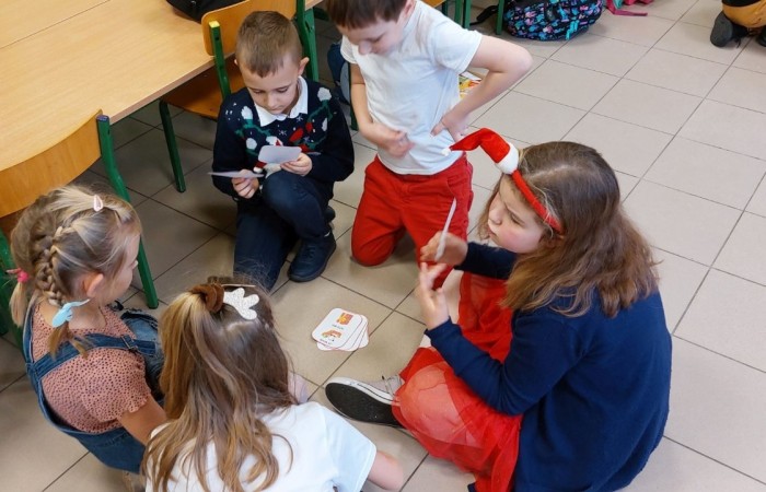 Klasa jest trochę jak rodzina, dlatego wspólnie przygotowuje się do Świąt Bożego Narodzenia. Uczniowie klas I-III wzięli to sobie do serca i cały tydzień poświęcili na tworzenie świątecznego klimatu. Dzieci poznawały bożonarodzeniowe tradycje i zwyczaje, śpiewały kolędy, przygotowywały różne prace, dekoracje, a nawet pierniczki.  Zajęcia te sprawiły wszystkim mnóstwo radości, co możecie zobaczyć na załączonych zdjęciach. Oby ten wesoły nastrój pozostał z nami jak najdłużej. 