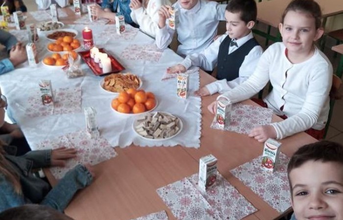 Klasa jest trochę jak rodzina, dlatego wspólnie przygotowuje się do Świąt Bożego Narodzenia. Uczniowie klas I-III wzięli to sobie do serca i cały tydzień poświęcili na tworzenie świątecznego klimatu. Dzieci poznawały bożonarodzeniowe tradycje i zwyczaje, śpiewały kolędy, przygotowywały różne prace, dekoracje, a nawet pierniczki.  Zajęcia te sprawiły wszystkim mnóstwo radości, co możecie zobaczyć na załączonych zdjęciach. Oby ten wesoły nastrój pozostał z nami jak najdłużej. 