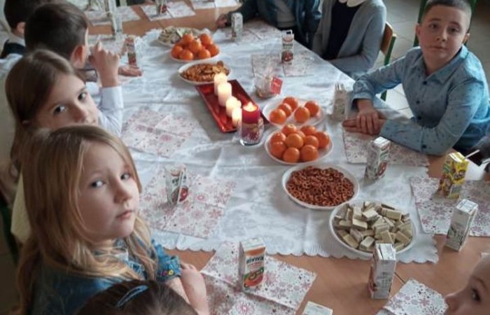 Klasa jest trochę jak rodzina, dlatego wspólnie przygotowuje się do Świąt Bożego Narodzenia. Uczniowie klas I-III wzięli to sobie do serca i cały tydzień poświęcili na tworzenie świątecznego klimatu. Dzieci poznawały bożonarodzeniowe tradycje i zwyczaje, śpiewały kolędy, przygotowywały różne prace, dekoracje, a nawet pierniczki.  Zajęcia te sprawiły wszystkim mnóstwo radości, co możecie zobaczyć na załączonych zdjęciach. Oby ten wesoły nastrój pozostał z nami jak najdłużej. 