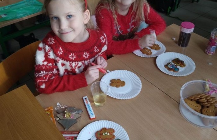 Klasa jest trochę jak rodzina, dlatego wspólnie przygotowuje się do Świąt Bożego Narodzenia. Uczniowie klas I-III wzięli to sobie do serca i cały tydzień poświęcili na tworzenie świątecznego klimatu. Dzieci poznawały bożonarodzeniowe tradycje i zwyczaje, śpiewały kolędy, przygotowywały różne prace, dekoracje, a nawet pierniczki.  Zajęcia te sprawiły wszystkim mnóstwo radości, co możecie zobaczyć na załączonych zdjęciach. Oby ten wesoły nastrój pozostał z nami jak najdłużej. 