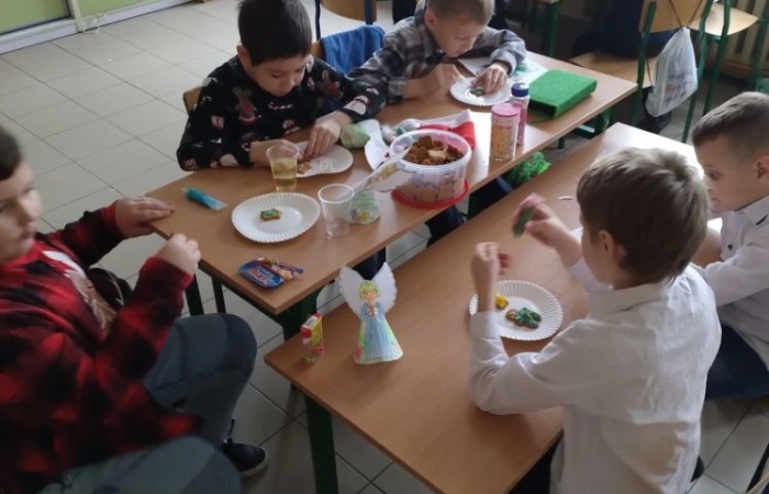 Klasa jest trochę jak rodzina, dlatego wspólnie przygotowuje się do Świąt Bożego Narodzenia. Uczniowie klas I-III wzięli to sobie do serca i cały tydzień poświęcili na tworzenie świątecznego klimatu. Dzieci poznawały bożonarodzeniowe tradycje i zwyczaje, śpiewały kolędy, przygotowywały różne prace, dekoracje, a nawet pierniczki.  Zajęcia te sprawiły wszystkim mnóstwo radości, co możecie zobaczyć na załączonych zdjęciach. Oby ten wesoły nastrój pozostał z nami jak najdłużej. 