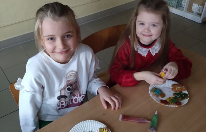 Klasa jest trochę jak rodzina, dlatego wspólnie przygotowuje się do Świąt Bożego Narodzenia. Uczniowie klas I-III wzięli to sobie do serca i cały tydzień poświęcili na tworzenie świątecznego klimatu. Dzieci poznawały bożonarodzeniowe tradycje i zwyczaje, śpiewały kolędy, przygotowywały różne prace, dekoracje, a nawet pierniczki.  Zajęcia te sprawiły wszystkim mnóstwo radości, co możecie zobaczyć na załączonych zdjęciach. Oby ten wesoły nastrój pozostał z nami jak najdłużej. 