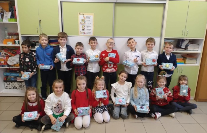 Klasa jest trochę jak rodzina, dlatego wspólnie przygotowuje się do Świąt Bożego Narodzenia. Uczniowie klas I-III wzięli to sobie do serca i cały tydzień poświęcili na tworzenie świątecznego klimatu. Dzieci poznawały bożonarodzeniowe tradycje i zwyczaje, śpiewały kolędy, przygotowywały różne prace, dekoracje, a nawet pierniczki.  Zajęcia te sprawiły wszystkim mnóstwo radości, co możecie zobaczyć na załączonych zdjęciach. Oby ten wesoły nastrój pozostał z nami jak najdłużej. 