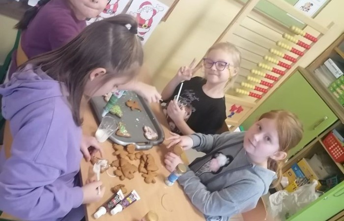 Klasa jest trochę jak rodzina, dlatego wspólnie przygotowuje się do Świąt Bożego Narodzenia. Uczniowie klas I-III wzięli to sobie do serca i cały tydzień poświęcili na tworzenie świątecznego klimatu. Dzieci poznawały bożonarodzeniowe tradycje i zwyczaje, śpiewały kolędy, przygotowywały różne prace, dekoracje, a nawet pierniczki.  Zajęcia te sprawiły wszystkim mnóstwo radości, co możecie zobaczyć na załączonych zdjęciach. Oby ten wesoły nastrój pozostał z nami jak najdłużej. 
