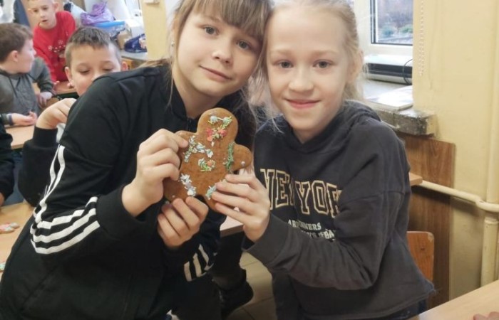 Klasa jest trochę jak rodzina, dlatego wspólnie przygotowuje się do Świąt Bożego Narodzenia. Uczniowie klas I-III wzięli to sobie do serca i cały tydzień poświęcili na tworzenie świątecznego klimatu. Dzieci poznawały bożonarodzeniowe tradycje i zwyczaje, śpiewały kolędy, przygotowywały różne prace, dekoracje, a nawet pierniczki.  Zajęcia te sprawiły wszystkim mnóstwo radości, co możecie zobaczyć na załączonych zdjęciach. Oby ten wesoły nastrój pozostał z nami jak najdłużej. 