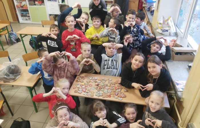 Klasa jest trochę jak rodzina, dlatego wspólnie przygotowuje się do Świąt Bożego Narodzenia. Uczniowie klas I-III wzięli to sobie do serca i cały tydzień poświęcili na tworzenie świątecznego klimatu. Dzieci poznawały bożonarodzeniowe tradycje i zwyczaje, śpiewały kolędy, przygotowywały różne prace, dekoracje, a nawet pierniczki.  Zajęcia te sprawiły wszystkim mnóstwo radości, co możecie zobaczyć na załączonych zdjęciach. Oby ten wesoły nastrój pozostał z nami jak najdłużej. 
