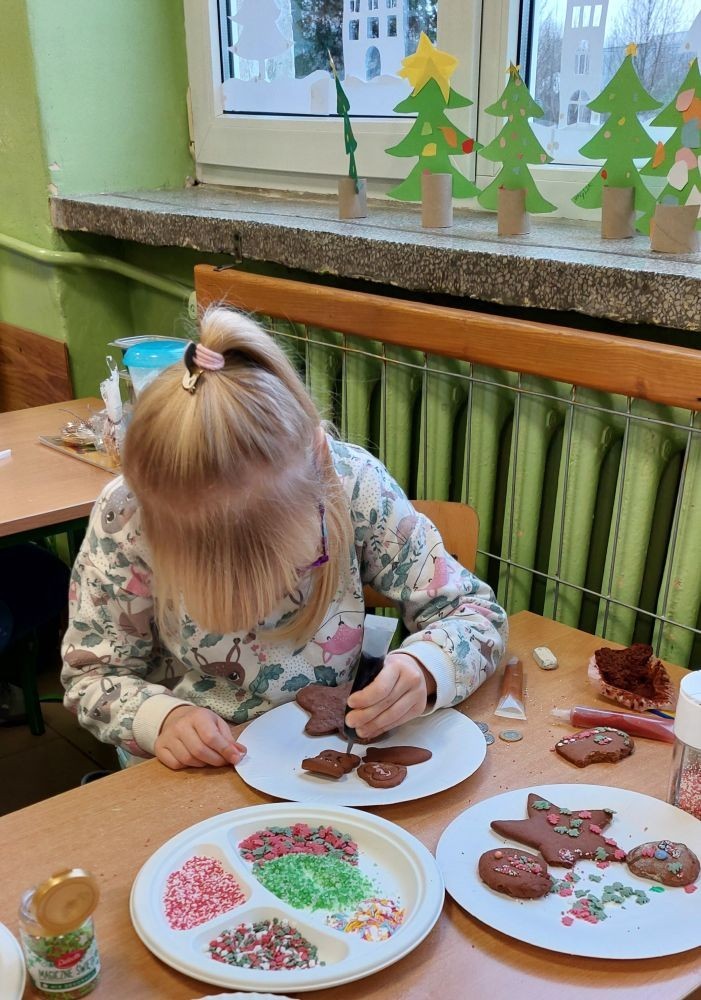 Klasa jest trochę jak rodzina, dlatego wspólnie przygotowuje się do Świąt Bożego Narodzenia. Uczniowie klas I-III wzięli to sobie do serca i cały tydzień poświęcili na tworzenie świątecznego klimatu. Dzieci poznawały bożonarodzeniowe tradycje i zwyczaje, śpiewały kolędy, przygotowywały różne prace, dekoracje, a nawet pierniczki.  Zajęcia te sprawiły wszystkim mnóstwo radości, co możecie zobaczyć na załączonych zdjęciach. Oby ten wesoły nastrój pozostał z nami jak najdłużej. 