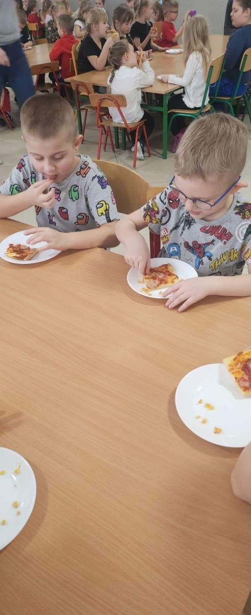 9 lutego we wszystkich grupach przedszkolnych obchodzony był „Międzynarodowy Dzień Pizzy”.
Dzień Pizzy w przedszkolu to świetny sposób na zintegrowanie dzieci i promowanie różnorodności kulturowej, a także rozwijanie zainteresowania kulinarnego.  Poprzez organizację takiego wydarzenia, dzieci mogą poznać smaki i tradycje innych krajów, a także rozwijać swoje zdolności kulinarne i poznawać nowe umiejętności.