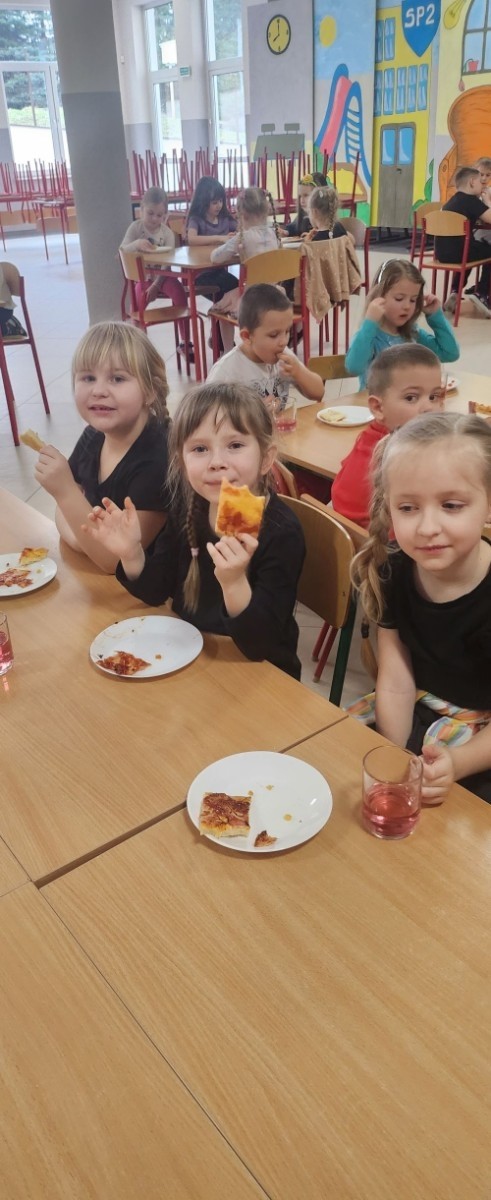 9 lutego we wszystkich grupach przedszkolnych obchodzony był „Międzynarodowy Dzień Pizzy”.
Dzień Pizzy w przedszkolu to świetny sposób na zintegrowanie dzieci i promowanie różnorodności kulturowej, a także rozwijanie zainteresowania kulinarnego.  Poprzez organizację takiego wydarzenia, dzieci mogą poznać smaki i tradycje innych krajów, a także rozwijać swoje zdolności kulinarne i poznawać nowe umiejętności.