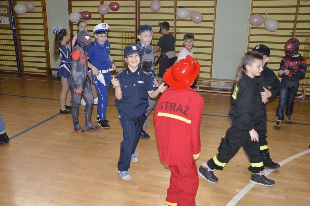 W piątek 9 lutego na szkolnych korytarzach zamiast uczniów klas młodszych można było spotkać niespodziewanych gości. Król przechadzał się razem z czarnym kotem, czarodziej rozmawiał z policjantem, który jeszcze przed chwilą w najlepsze bawił się z motylem i piłkarzem. Niespotykany widok, prawda? A jeszcze dziwniejsze jest to, że wszystkie te niecodzienne postacie ruszyły z szerokimi uśmiechami na salę gimnastyczną, która tego dnia przeszła metamorfozę i zamieniła się w prawdziwą salę balową. W ten sposób nasi uczniowie postanowili uczcić kończący się już karnawał. Na miejscu czekał na nich DJ Gesek, który zajął się oprawą muzyczną. Tańcom, hulankom, swawolom nie było końca. A jak bawili się nasi uczniowie, możecie zobaczyć na zdjęciach.