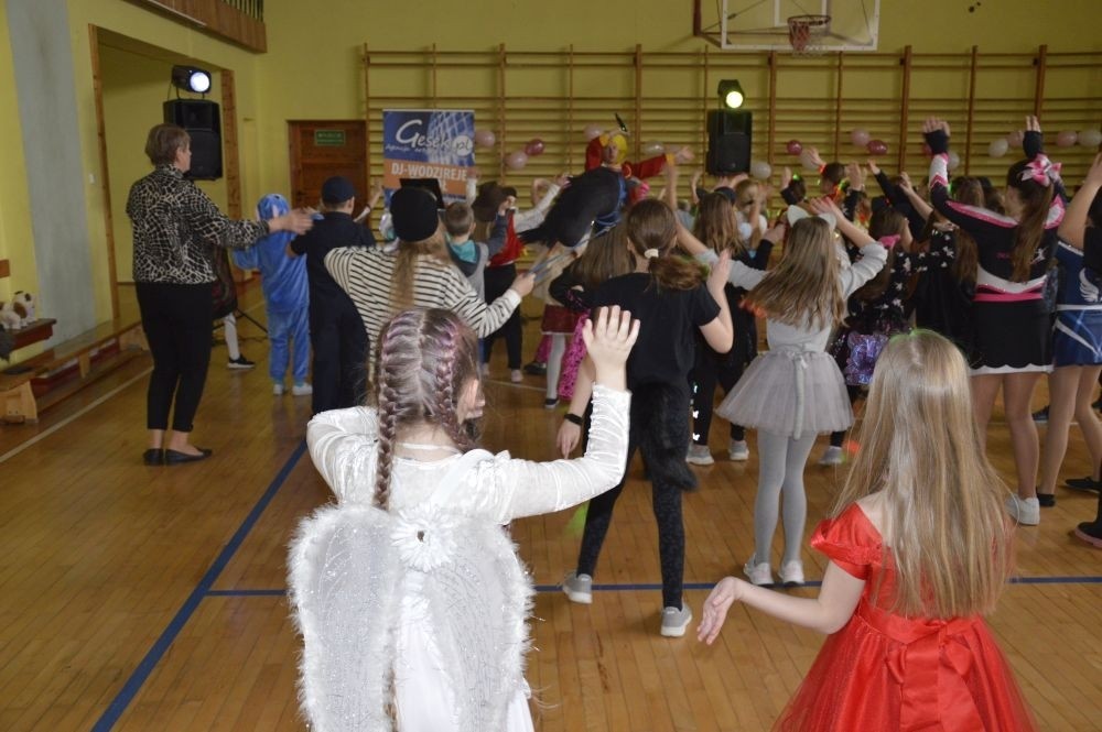 W piątek 9 lutego na szkolnych korytarzach zamiast uczniów klas młodszych można było spotkać niespodziewanych gości. Król przechadzał się razem z czarnym kotem, czarodziej rozmawiał z policjantem, który jeszcze przed chwilą w najlepsze bawił się z motylem i piłkarzem. Niespotykany widok, prawda? A jeszcze dziwniejsze jest to, że wszystkie te niecodzienne postacie ruszyły z szerokimi uśmiechami na salę gimnastyczną, która tego dnia przeszła metamorfozę i zamieniła się w prawdziwą salę balową. W ten sposób nasi uczniowie postanowili uczcić kończący się już karnawał. Na miejscu czekał na nich DJ Gesek, który zajął się oprawą muzyczną. Tańcom, hulankom, swawolom nie było końca. A jak bawili się nasi uczniowie, możecie zobaczyć na zdjęciach.