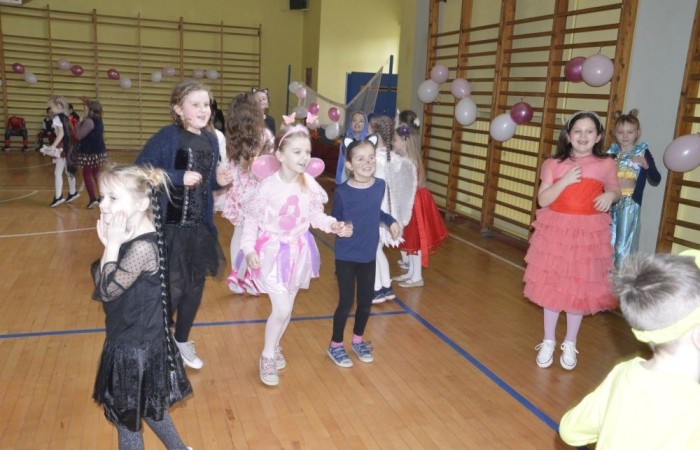 W piątek 9 lutego na szkolnych korytarzach zamiast uczniów klas młodszych można było spotkać niespodziewanych gości. Król przechadzał się razem z czarnym kotem, czarodziej rozmawiał z policjantem, który jeszcze przed chwilą w najlepsze bawił się z motylem i piłkarzem. Niespotykany widok, prawda? A jeszcze dziwniejsze jest to, że wszystkie te niecodzienne postacie ruszyły z szerokimi uśmiechami na salę gimnastyczną, która tego dnia przeszła metamorfozę i zamieniła się w prawdziwą salę balową. W ten sposób nasi uczniowie postanowili uczcić kończący się już karnawał. Na miejscu czekał na nich DJ Gesek, który zajął się oprawą muzyczną. Tańcom, hulankom, swawolom nie było końca. A jak bawili się nasi uczniowie, możecie zobaczyć na zdjęciach.