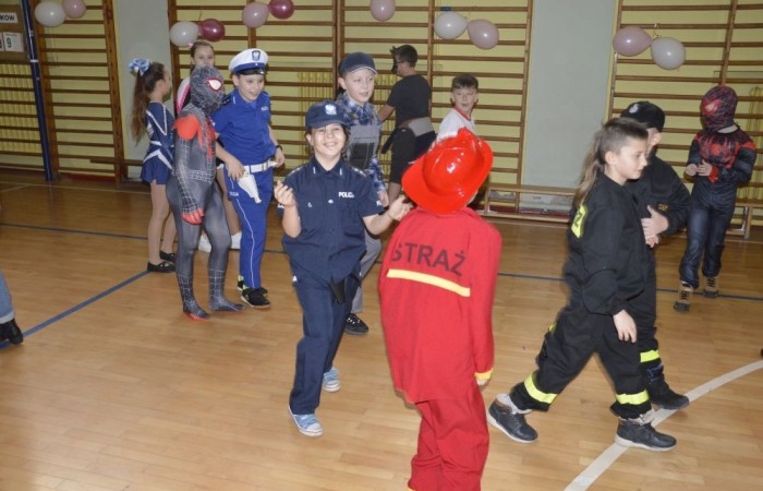 W piątek 9 lutego na szkolnych korytarzach zamiast uczniów klas młodszych można było spotkać niespodziewanych gości. Król przechadzał się razem z czarnym kotem, czarodziej rozmawiał z policjantem, który jeszcze przed chwilą w najlepsze bawił się z motylem i piłkarzem. Niespotykany widok, prawda? A jeszcze dziwniejsze jest to, że wszystkie te niecodzienne postacie ruszyły z szerokimi uśmiechami na salę gimnastyczną, która tego dnia przeszła metamorfozę i zamieniła się w prawdziwą salę balową. W ten sposób nasi uczniowie postanowili uczcić kończący się już karnawał. Na miejscu czekał na nich DJ Gesek, który zajął się oprawą muzyczną. Tańcom, hulankom, swawolom nie było końca. A jak bawili się nasi uczniowie, możecie zobaczyć na zdjęciach.