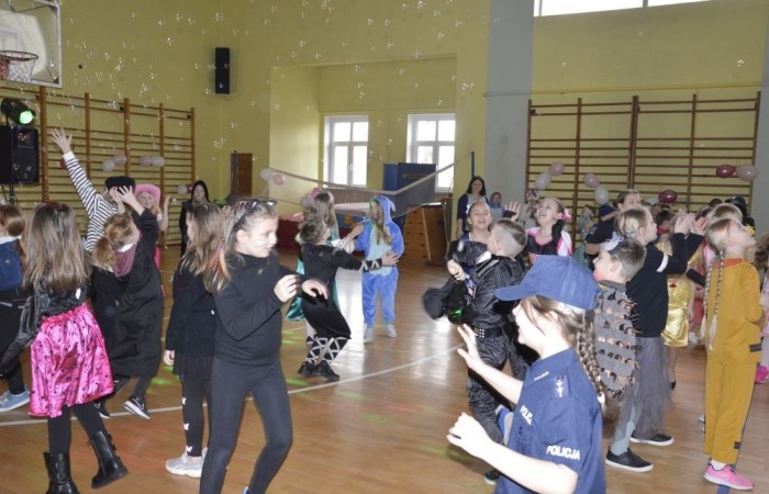 W piątek 9 lutego na szkolnych korytarzach zamiast uczniów klas młodszych można było spotkać niespodziewanych gości. Król przechadzał się razem z czarnym kotem, czarodziej rozmawiał z policjantem, który jeszcze przed chwilą w najlepsze bawił się z motylem i piłkarzem. Niespotykany widok, prawda? A jeszcze dziwniejsze jest to, że wszystkie te niecodzienne postacie ruszyły z szerokimi uśmiechami na salę gimnastyczną, która tego dnia przeszła metamorfozę i zamieniła się w prawdziwą salę balową. W ten sposób nasi uczniowie postanowili uczcić kończący się już karnawał. Na miejscu czekał na nich DJ Gesek, który zajął się oprawą muzyczną. Tańcom, hulankom, swawolom nie było końca. A jak bawili się nasi uczniowie, możecie zobaczyć na zdjęciach.