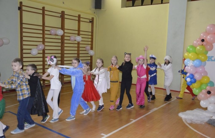 W piątek 9 lutego na szkolnych korytarzach zamiast uczniów klas młodszych można było spotkać niespodziewanych gości. Król przechadzał się razem z czarnym kotem, czarodziej rozmawiał z policjantem, który jeszcze przed chwilą w najlepsze bawił się z motylem i piłkarzem. Niespotykany widok, prawda? A jeszcze dziwniejsze jest to, że wszystkie te niecodzienne postacie ruszyły z szerokimi uśmiechami na salę gimnastyczną, która tego dnia przeszła metamorfozę i zamieniła się w prawdziwą salę balową. W ten sposób nasi uczniowie postanowili uczcić kończący się już karnawał. Na miejscu czekał na nich DJ Gesek, który zajął się oprawą muzyczną. Tańcom, hulankom, swawolom nie było końca. A jak bawili się nasi uczniowie, możecie zobaczyć na zdjęciach.