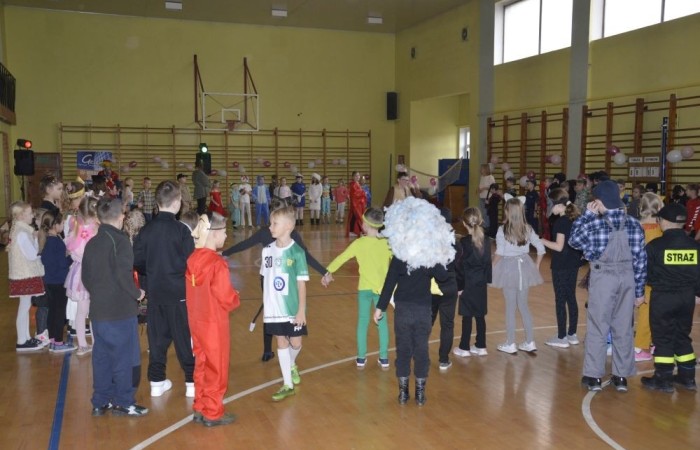 W piątek 9 lutego na szkolnych korytarzach zamiast uczniów klas młodszych można było spotkać niespodziewanych gości. Król przechadzał się razem z czarnym kotem, czarodziej rozmawiał z policjantem, który jeszcze przed chwilą w najlepsze bawił się z motylem i piłkarzem. Niespotykany widok, prawda? A jeszcze dziwniejsze jest to, że wszystkie te niecodzienne postacie ruszyły z szerokimi uśmiechami na salę gimnastyczną, która tego dnia przeszła metamorfozę i zamieniła się w prawdziwą salę balową. W ten sposób nasi uczniowie postanowili uczcić kończący się już karnawał. Na miejscu czekał na nich DJ Gesek, który zajął się oprawą muzyczną. Tańcom, hulankom, swawolom nie było końca. A jak bawili się nasi uczniowie, możecie zobaczyć na zdjęciach.