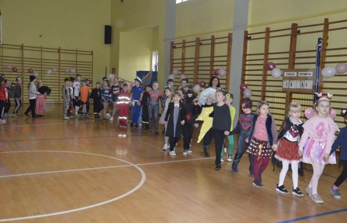 W piątek 9 lutego na szkolnych korytarzach zamiast uczniów klas młodszych można było spotkać niespodziewanych gości. Król przechadzał się razem z czarnym kotem, czarodziej rozmawiał z policjantem, który jeszcze przed chwilą w najlepsze bawił się z motylem i piłkarzem. Niespotykany widok, prawda? A jeszcze dziwniejsze jest to, że wszystkie te niecodzienne postacie ruszyły z szerokimi uśmiechami na salę gimnastyczną, która tego dnia przeszła metamorfozę i zamieniła się w prawdziwą salę balową. W ten sposób nasi uczniowie postanowili uczcić kończący się już karnawał. Na miejscu czekał na nich DJ Gesek, który zajął się oprawą muzyczną. Tańcom, hulankom, swawolom nie było końca. A jak bawili się nasi uczniowie, możecie zobaczyć na zdjęciach.