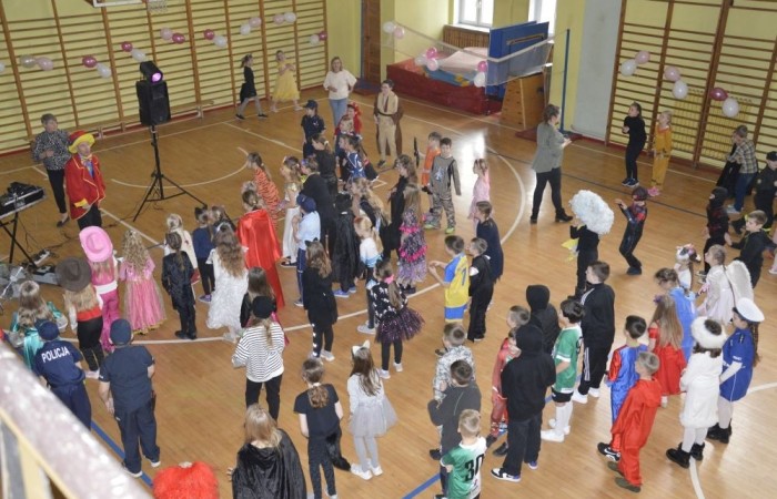 W piątek 9 lutego na szkolnych korytarzach zamiast uczniów klas młodszych można było spotkać niespodziewanych gości. Król przechadzał się razem z czarnym kotem, czarodziej rozmawiał z policjantem, który jeszcze przed chwilą w najlepsze bawił się z motylem i piłkarzem. Niespotykany widok, prawda? A jeszcze dziwniejsze jest to, że wszystkie te niecodzienne postacie ruszyły z szerokimi uśmiechami na salę gimnastyczną, która tego dnia przeszła metamorfozę i zamieniła się w prawdziwą salę balową. W ten sposób nasi uczniowie postanowili uczcić kończący się już karnawał. Na miejscu czekał na nich DJ Gesek, który zajął się oprawą muzyczną. Tańcom, hulankom, swawolom nie było końca. A jak bawili się nasi uczniowie, możecie zobaczyć na zdjęciach.